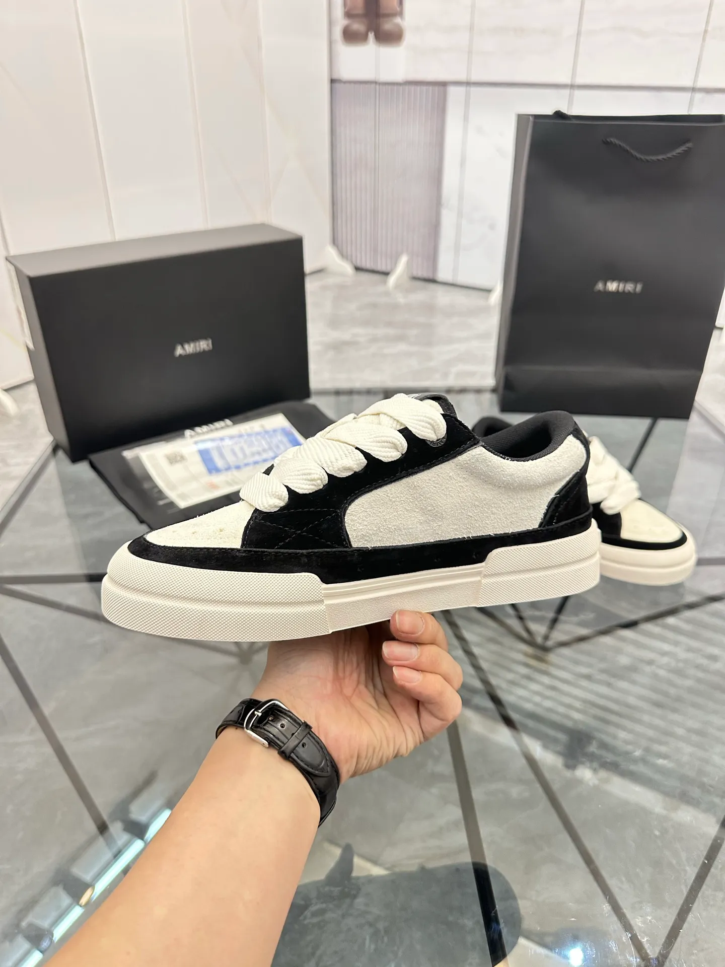 Men's shoes: 💰P600¥ Top quality in Guangzhou Product trademark: AMIRI* "Amir*" low-top casual shoes Regular size: 39-44 (can be customized to 45) Product material: Upper imported first-layer cowhide spliced ​​nubuck leather, breathable lining, original outsole. Number: 525